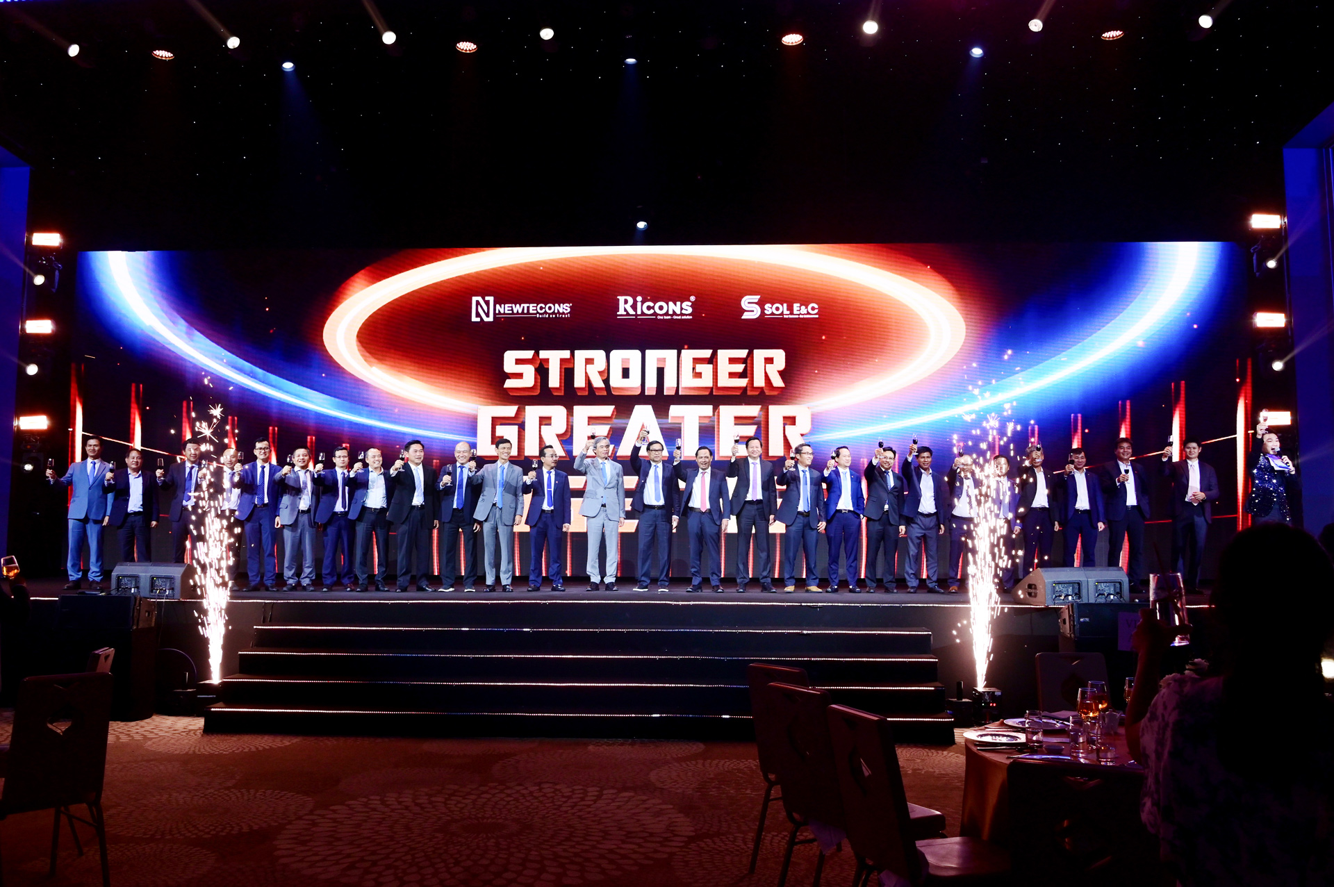 hoi-nghi-tong-ket-va-da-tiec-tat-nien-2025-voi-chu-de-stronger-greater-together